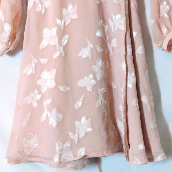 ASTR The Label Champagne Rose Burnout Floral Wrap Mini Dress Size Small - Picture 6 of 12